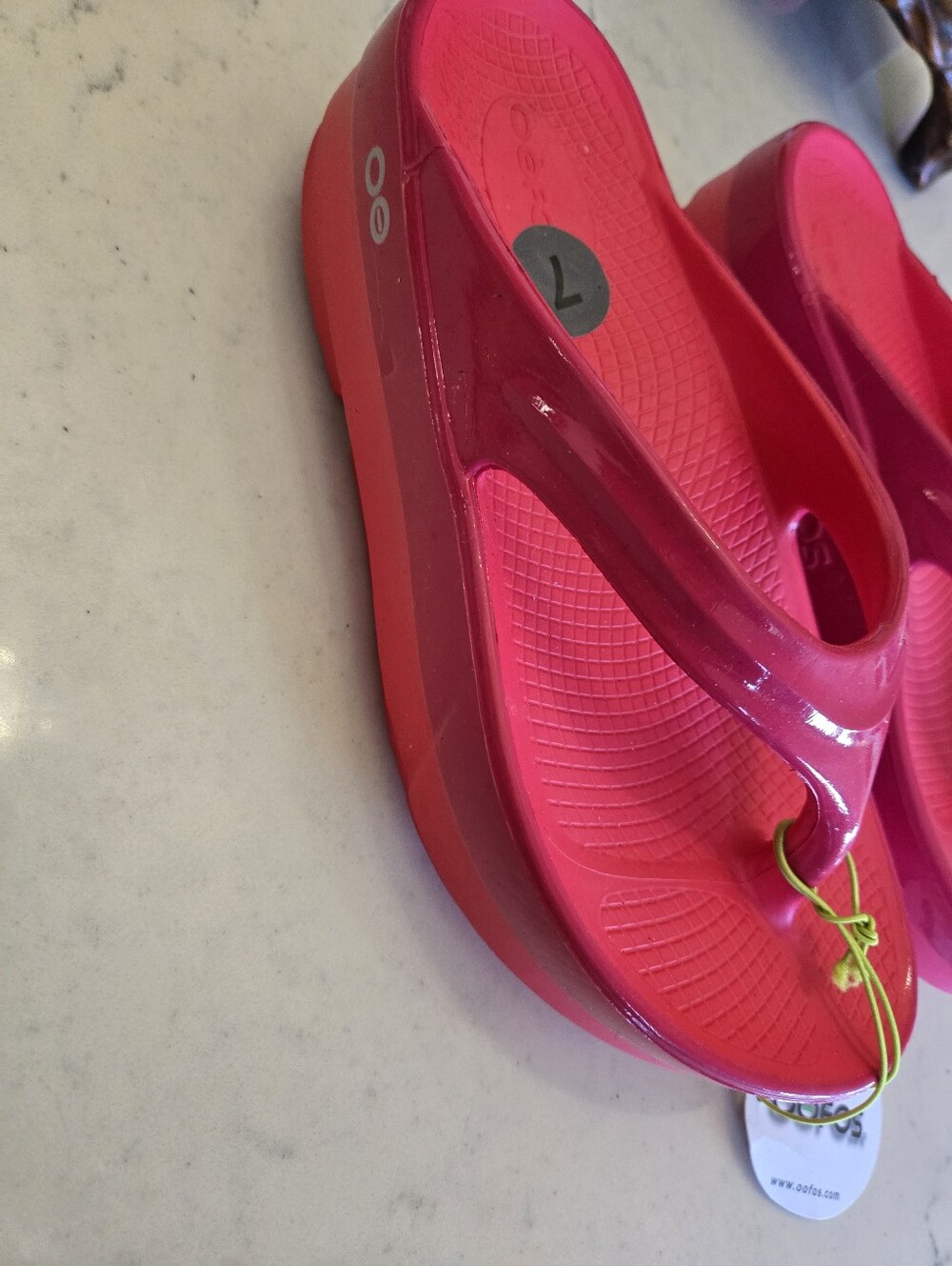 OOFOS OOlala Luxe Recovery Flip-Flops Women's Size 7 Neon Berry Punch Pink - Picture 7 of 8